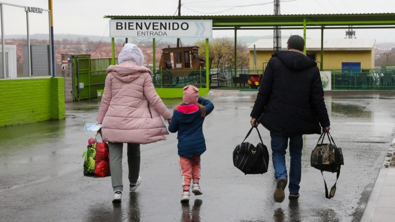 Una familia de refugiados ucranianos llega a Madrid en un autobús de evacuación fletado por una ONG el pasado marzo.