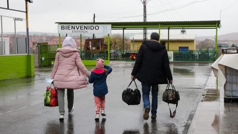 Una familia de refugiados ucranianos llega a Madrid en un autobús de evacuación fletado por una ONG el pasado marzo.