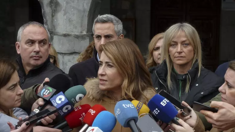 La ministra de Transportes, Raquel Sánchez, pide perdón en la Plaza del Ayuntamiento de Castro Urdiales por el diseño de los trenes.