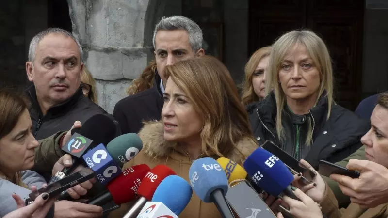 La ministra de Transportes, Raquel Sánchez, pide perdón en la Plaza del Ayuntamiento de Castro Urdiales por el diseño de los trenes.