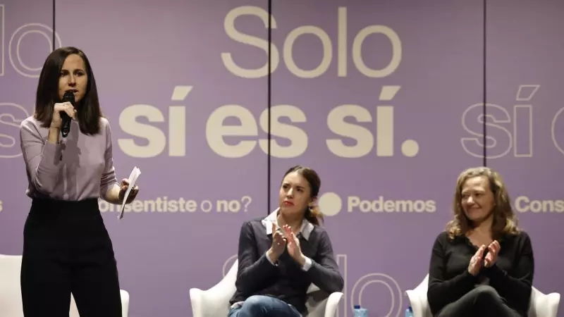 05/02/2023.- Las ministras de Igualdad, Irene Montero (c), y de Derechos Sociales, Ione Belarra (i), participan junto a la La delegada del Gobierno Contra la Violencia de Género, Victoria Rosell (d), en el acto '¿Consentiste o no? Solo sí es sí', organiza