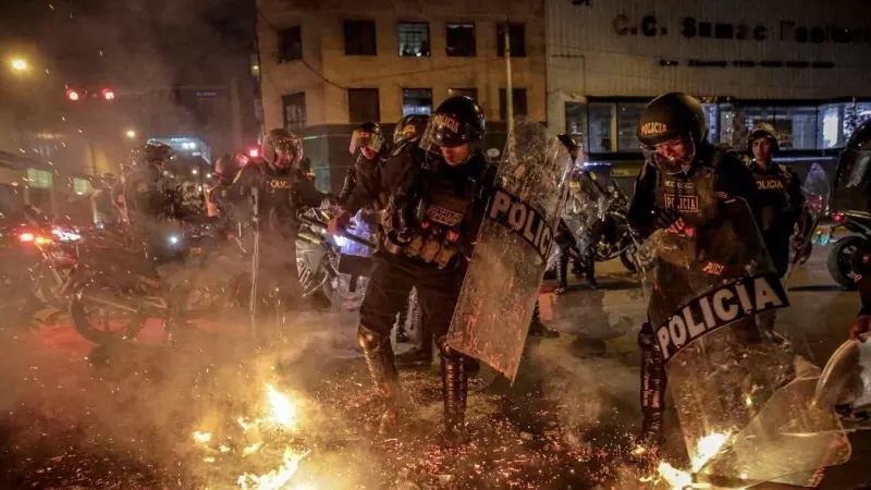 Policías antidisturbios se enfrentan a los manifestantes en el centro de Lima (Perú).