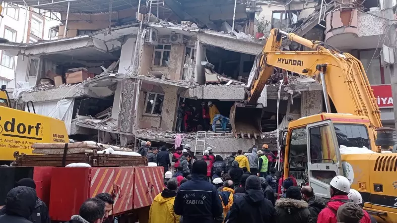 Los equipos de rescate buscan supervivientes entre los escombros de un edificio en Diyarbakir (Turquía) este 6 de febrero de 2023.