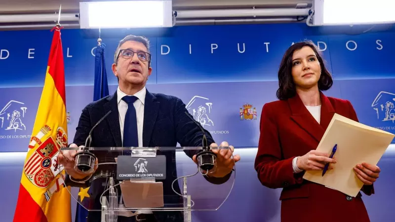 06/02/2023.- El portavoz del grupo socialista, Patxi López, y la secretaria de Igualdad del PSOE, Andrea Fernández, durante la rueda de prensa ofrecida este lunes en el Congreso. El grupo socialista han registrado este lunes en el Congreso una proposición