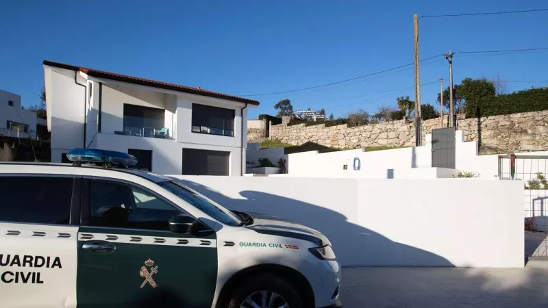 Un vehículo de la Guardia Civil en la vivienda del barrio residencial de Percibilleira, en la villa de Baiona, donde ha sido hallado el cuerpo de la mujer.