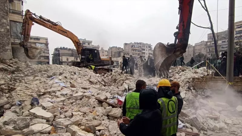 Varios equipos técnicos trabajan por salvar a las personas atrapadas en el vecindario de Salaheddine, en Alepo, después de que un terremoto golpease Siria y Turquía.