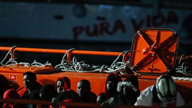 Un grupo de personas migrantes rescatadas por Salvamento Marítimo llegan al muelle de Arguineguín, en Gran Canaria.