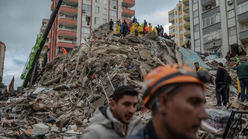 Un grupo de rescatistas buscan víctimas y supervivientes entre los escombros de un edificio que se derrumbó en Adana el 6 de febrero de 2023.