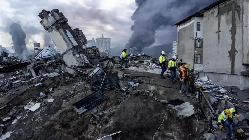 Equipos de rescate trabajan en uno edificio derrumbado por el terremoto en la ciudad turca de Iskenderun este 7 de febrero de 2023.