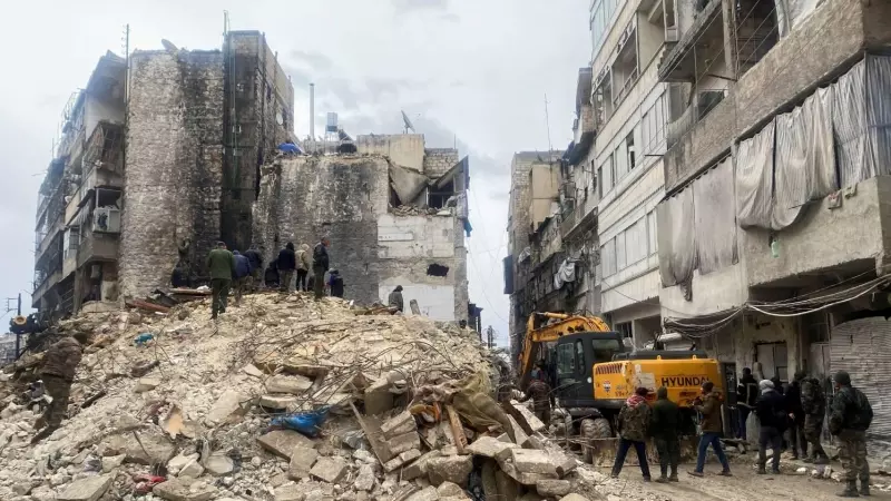Ciudadanos buscan a posibles supervivientes bajo los escombros de un edificio derrumbado por el terremoto en Alepo (Siria) este 6 de febrero de 2023.