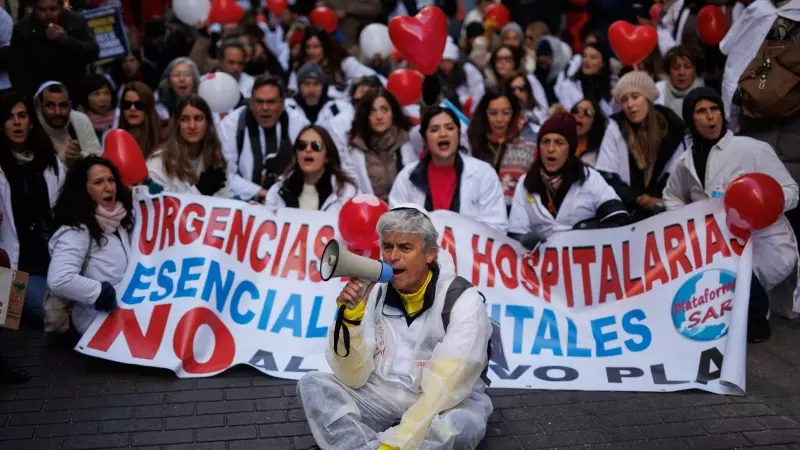 Un hombre con un megáfono junto a médicos y pediatras de Atención Primaria de la Comunidad de Madrid participan en una manifestación, en la calle Aduana de Madrid, a 25 de enero de 2023, en Madrid (España).