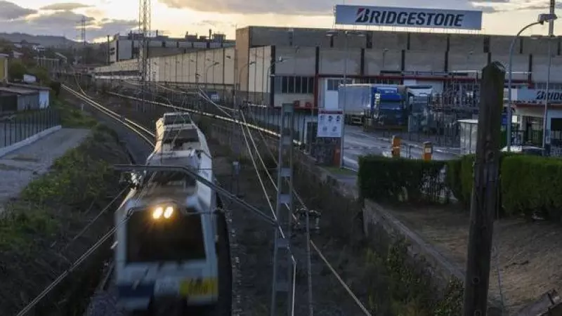 Imagen de archivo de un tren de Cercanías en la red afectada por el fallo métrico que retrasará la llegada de nuevos equipos a Cantabria y Asturias.