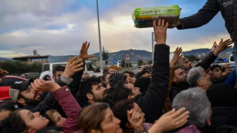 Supervivientes del terremoto en Turquía tratan de alcanzar suministros el 7 de febrero de 2023, en la provincia de Hatay.