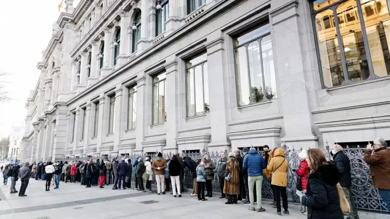 Decenas de personas hacen cola para contratar Letras del Tesoro, en el Banco de España. E.P./Carlos Luján