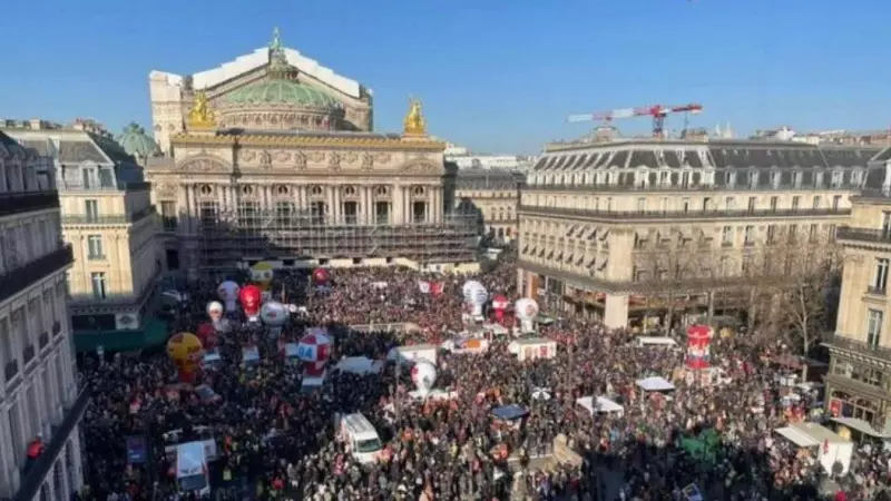 Repensar Europa - 'La Macronie c'est dégueulasse' gritan centenares de miles de manifestantes por las calles de París