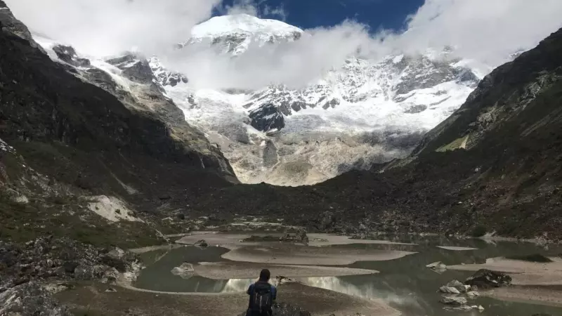 Una presa natural y un lago glaciar en Bután.