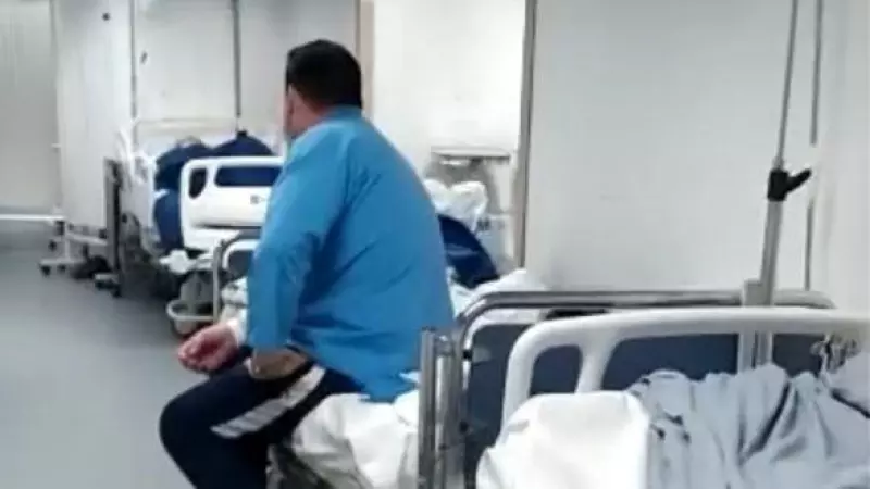 Pacientes y camas en los pasillos del Hospital Fundación Alcorcón, colapsado por la alta demanda.