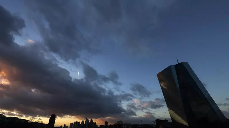 Vista del rascacielos donde tiene su sede el BCE, con la ciudad de Fráncfort al fondo. REUTERS/Kai Pfaffenbach