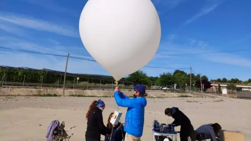 El equipo científico del IDAEA-CSIC prepara el globo aerostático para analizar aerosoles orgánicos.