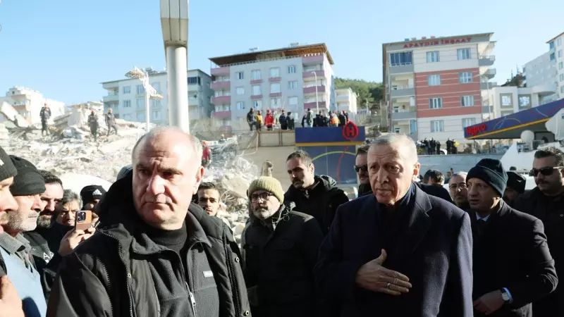 El presidente de Turquía, Recep Tayyip Erdogan, ofrece sus condolencias a las víctimas del terremoto en la ciudad de Hatay este 8 de febrero de 2023.