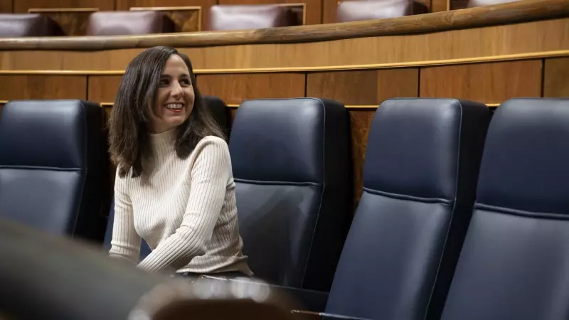 09/02/2023.- La ministra de Derechos Sociales y Agenda 2030, Ione Belarra, sonríe a su llegada al Congreso de los Diputados este jueves. EFE/ Fernando Villar