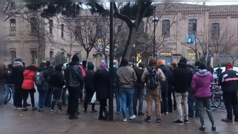 09/02/2023. Manifestantes frente a la fachada del CSC Luis Buñuel, a 8 de febrero de 2023.