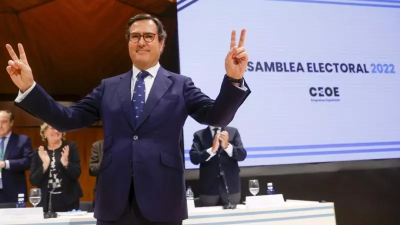 Antonio Garamendi saluda tras ser reelegido presidente de la patronal CEOE para un segundo mandato de cuatro años más, en noviembre de 2022. EFE/Juan Carlos Hidalgo