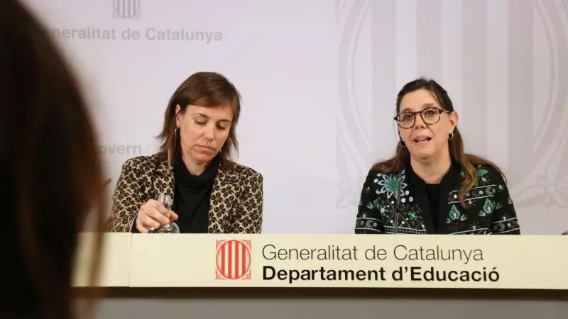 Núria Mora, secretària de Transformació Educativa, i Patrícia Gomà, secretaria general d'Educació, en la roda de premsa d'aquest dijous