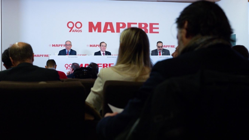 (I-D) El director general de Mapfre, Fernando Mata, el presidente de la aseguradora, Antonio Huertas, y el director corporativo de Comunicación de la compañía, Javier Fernández, presentan los resultados anuales de 2022, en el auditorio de Fundación Mapfre