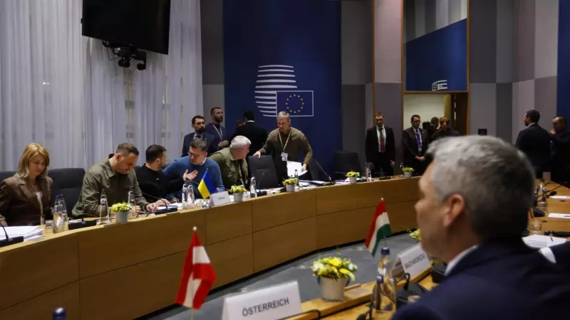 Al fondo, el presidente ucraniano, Volodimir Zelenski, y de espaldas en primer plano el canciller austriaco, uno de los más duros en su discurso contra la inmigración en la cumbre extraordinaria de la UE en Bruselas este 9 de febrero de 2023.