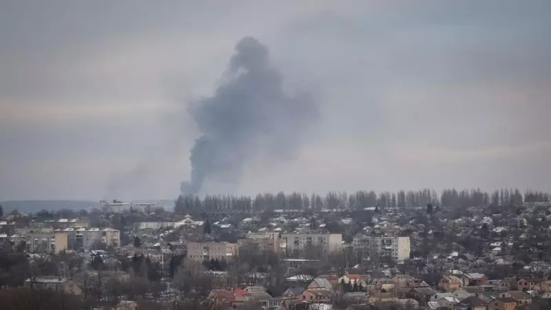 Una columna de humo tras un bombardeo ruso en la ciudad de Bakhmut, en la región de Donetsk este 10 de febrero de 2023.