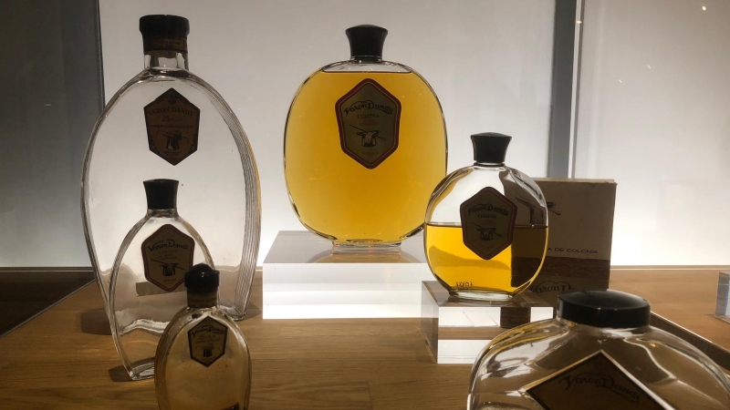 Detall d'algunes de les ampolles del popular perfum exposades a la mostra.
