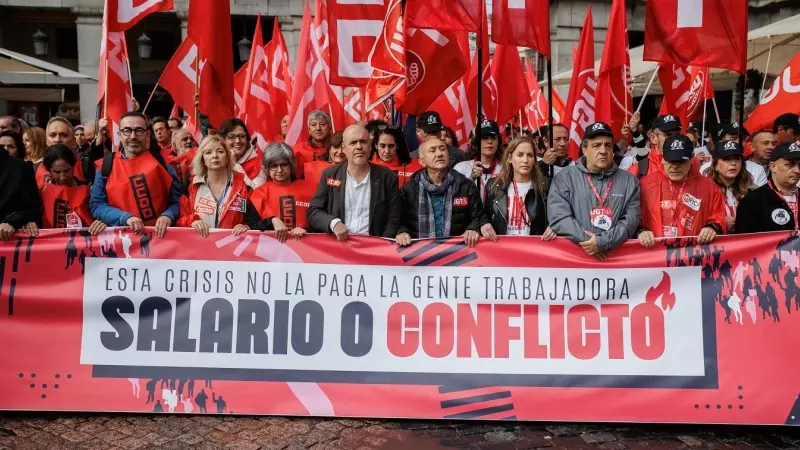 Los secretarios generales de UGT, Pepe Álvarez (5d), y de CCOO, Unai Sordo (5i), en una movilización para exigir a CEOE la subida de los salarios. E.P./Alejandro Martínez Vélez