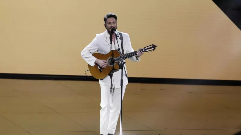 El cantante Manu Carrasco (c) durante su actuación en la gala de la XXXVII edición de los Premios Goya, que se celebra este sábado en el Palacio de Congresos y Exposiciones FIBES de Sevilla. EFE/Jose Manuel Vidal
