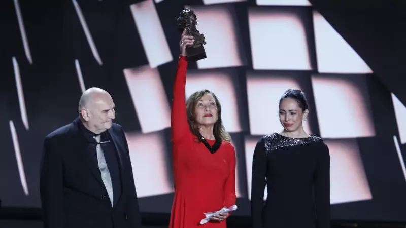 La actriz Eulalia Ramón (2-d), viuda del director fallecido ayer Carlos Saura, y sus hijos Antonio (i) y Ana recogen el Goya de Honor durante la gala de la XXXVII edición de los Premios Goya, que se celebra este sábado en el Palacio de Congresos y Exposic