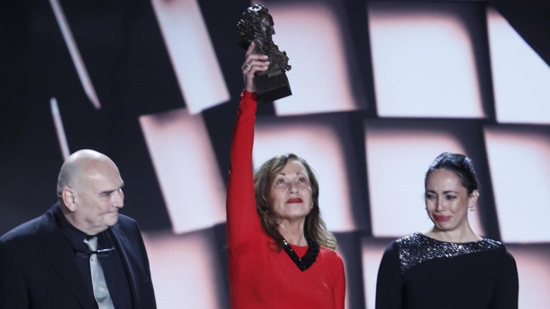 La actriz Eulalia Ramón (2-d), viuda del director fallecido ayer Carlos Saura, y sus hijos Antonio (i) y Ana recogen el Goya de Honor durante la gala de la XXXVII edición de los Premios Goya, que se celebra este sábado en el Palacio de Congresos y Exposic