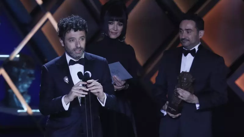 El realizador Rodrigo Sorogoyen tras recibir el premio a 'mejor dirección' por su película 'As Bestas' durante la gala de la XXXVII edición de los Premios Goya que se celebra este sábado en el Palacio de Congresos y Exposiciones FIBES de Sevilla.
