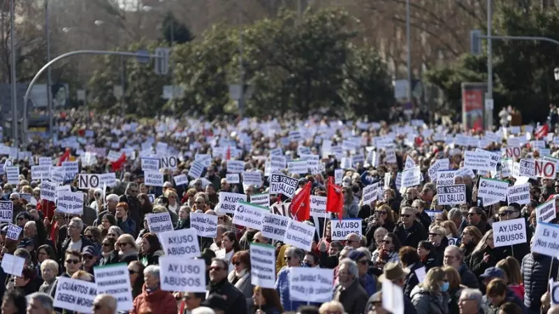 Miles de personas, en Cibeles (Madrid), este domingo 13 de enero de 2023 en la manifestación por la sanidad pública.