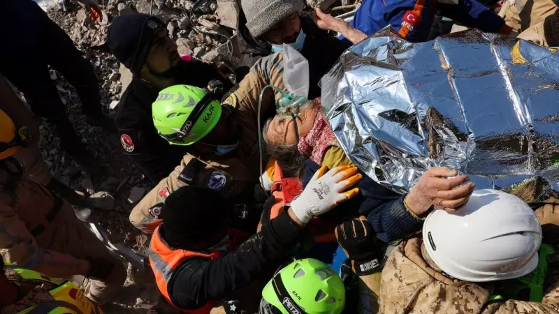 Los rescatistas llevan a Saadet Sendag, una mujer turca que fue rescatada después de 177 horas, mientras continúa la búsqueda de sobrevivientes, después de un terremoto mortal en Hatay, Turquía, el 13 de febrero de 2023