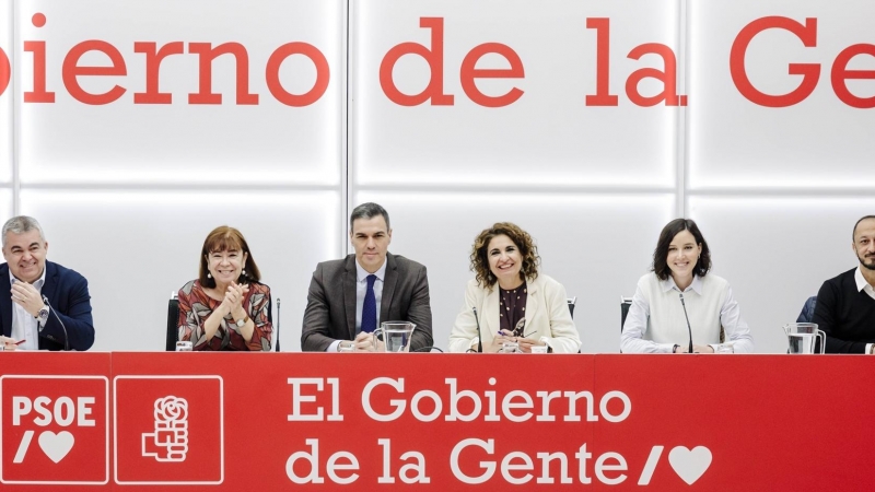 El presidente del Gobierno y secretario general del PSOE, Pedro Sánchez, junto a otros dirigentes en la Ejecutiva Federal celebrada este lunes en la sede de Ferraz.