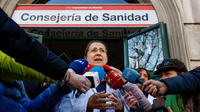 La secretaria general de Amyts, Ángela Hernández, atiende a los medios antes de la reunión con la Consejería de Sanidad, a 13 de febrero de 2203.