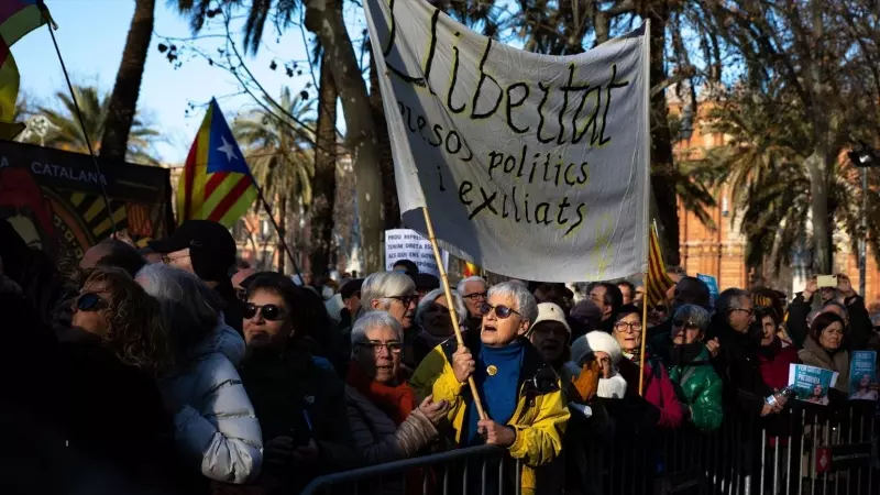 Una concentración de unas 400 personas recibe a la presidenta de Junts por su juicio para declarar por presuntamente fraccionar contratos en la Institució de les Lletres Catalanes (ILC), en el TSJC, a 10 de febrero de 2023, en Barcelona, Catalunya (España
