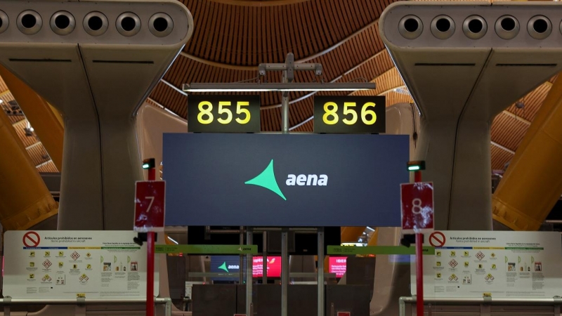 El logo de Aena en una pantalla en el Aeropuerto Adolfo Suarez Barajas de Madrid. REUTERS/Violeta Santos Moura