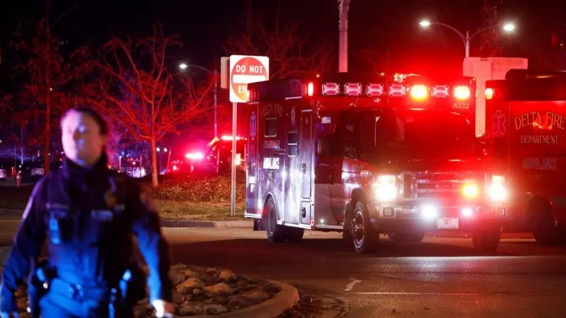 La Policía y una ambulancia llegan al campus de la Universidad Estatal Míchigan tras denunciarse un tiroteo, a 13 de febrero de 2023.
