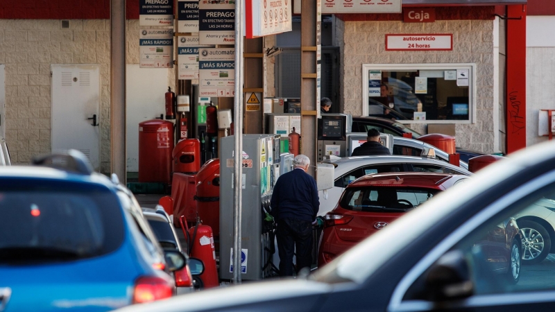 Coches repostando en una gasolinera, a 27 de diciembre de 2022, en Madrid (España).