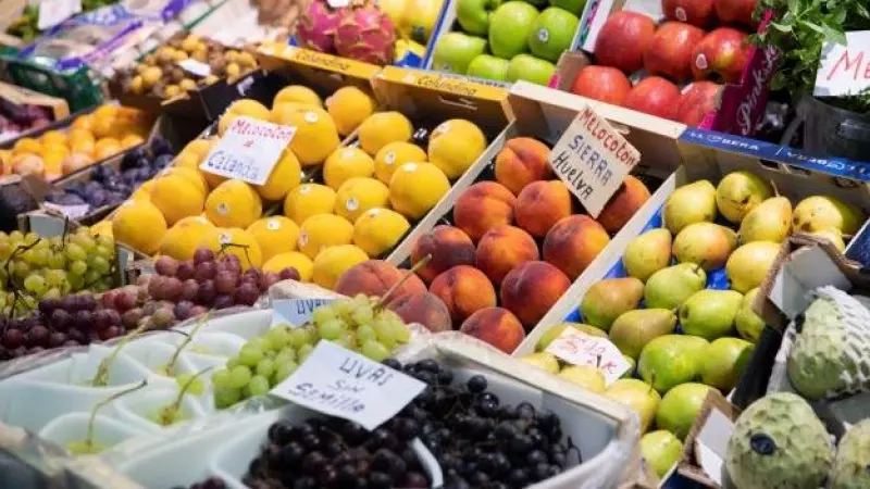 Detalle de un puesto de frutas en el mercado de abastos de Triana. A 13 de septiembre de 2022, en Sevilla.