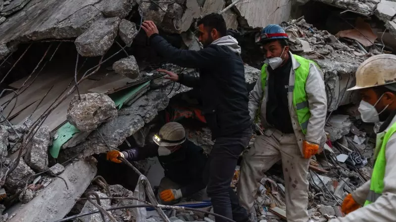 Rescatistas trabajan en el lugar donde se derrumbaron edificios tras un fuerte terremoto, en Hatay, Turquía, a 14 de febrero de 2023.