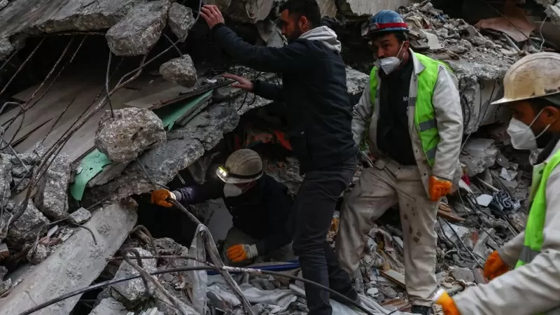 Rescatistas trabajan en el lugar donde se derrumbaron edificios tras un fuerte terremoto, en Hatay, Turquía, a 14 de febrero de 2023.
