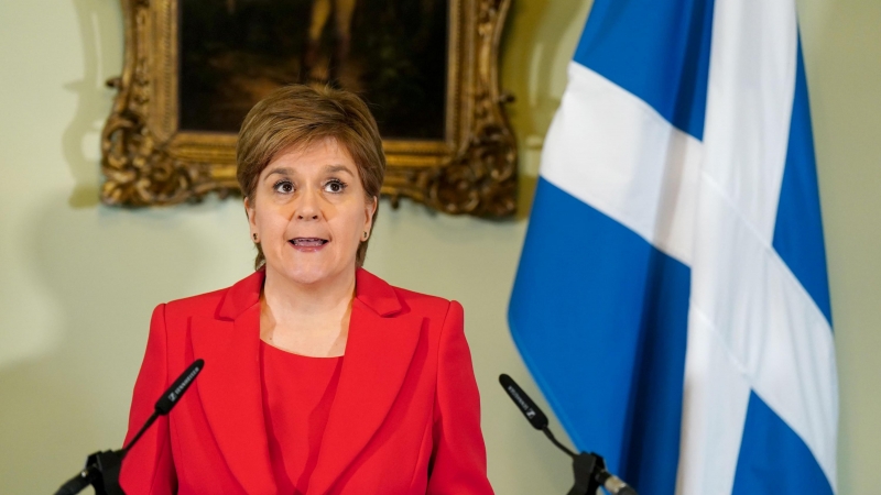 Nicola Sturgeon, ministra principal de Escocia,  dimite del cargo en una rueda de prensa en Edimburgo a 15 de febrero de 2023