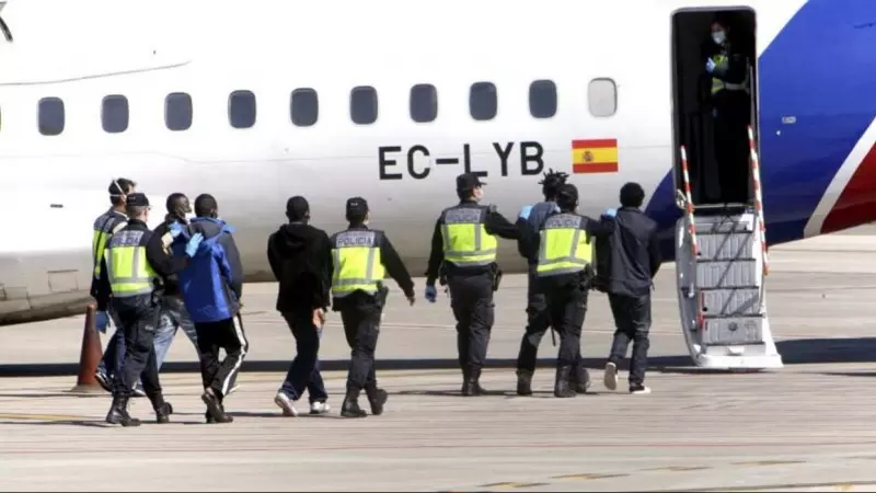 Agentes de policía embarcan a varias personas migrantes en un vuelo de deportación, en una imagen de archivo.